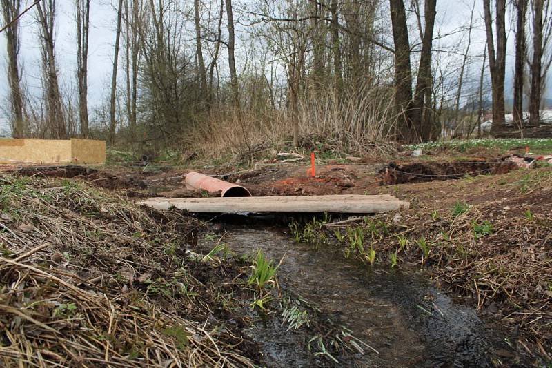 Vyčištěný rybník ve vrchlabských Vejsplaších má nová mola i rybářský domek.