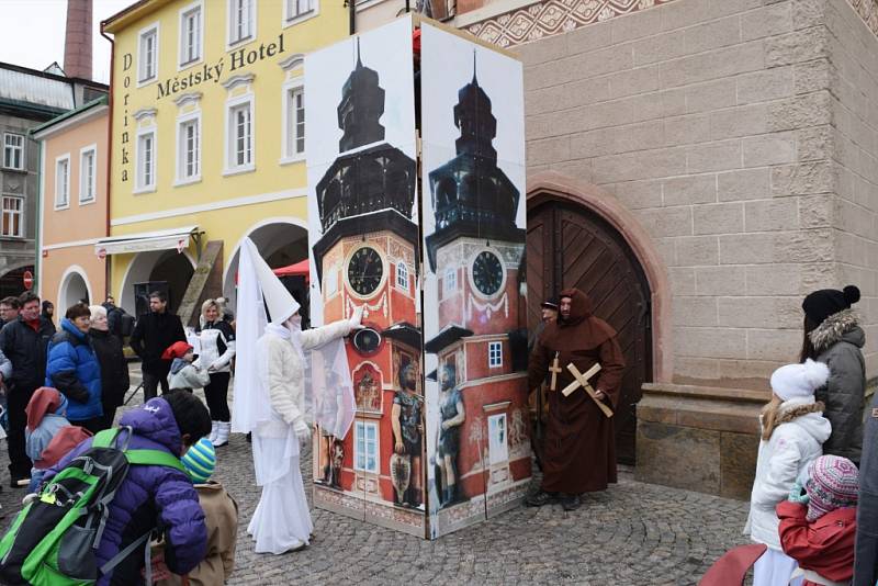 Přehlídkou zajímavých a neobvyklých masek byl masopust v Hostinném. 