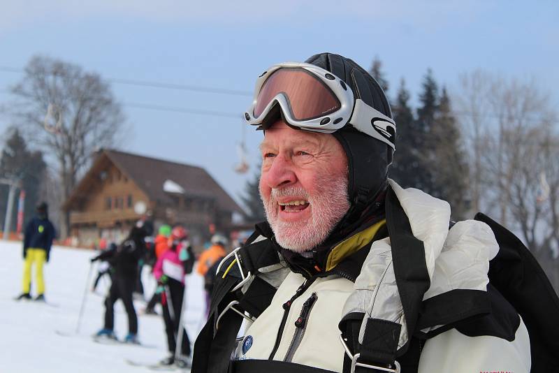 Vrchlabí - V herlíkovickém skiareálu Bubákov začalo v pátek mistrovství České republiky v paraski, které kombinuje parašutismus  s lyžováním. První den soutěží, které jsou zařazené rovněž do světové série, otevřel obří slalom na sjezdovce v Herlíkovicích 