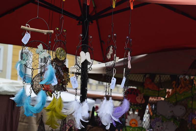 Velký zájem návštěvníků provázel Řemeslný trh pod obry v Hostinném.