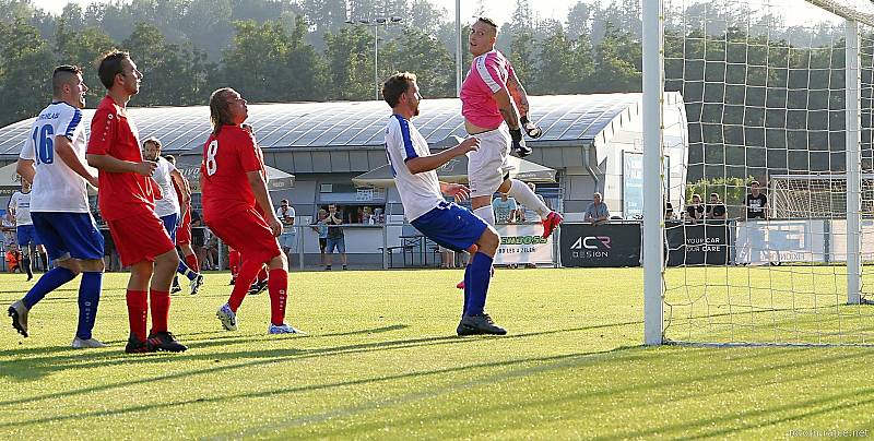 OKRESNÍ DERBY se hrálo na vrchlabském stadionu, kde domácí rezerva porazila Úpici 1:0 trefou Finka ze 78. minuty.