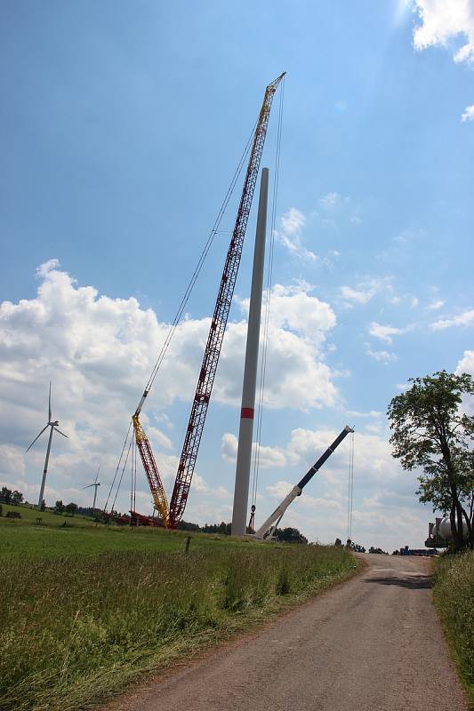 Jiří Trojan stojí za myšlenkou stavby třetí větrné elektrárny  ve Zlaté Olešnici. Projekt plánoval už od roku 2008, letos v červnu elektrárnu mohutný jeřáb konečně vztyčil.