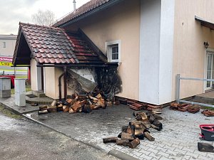 Popel v plastové popelnici způsobil požár přístavku rodinného domu ve Dvoře Králové nad Labem.