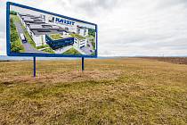 Bude růst na zelené louce v průmyslové zóně Zboží dál jen tráva nebo tam Karsit postaví továrnu?