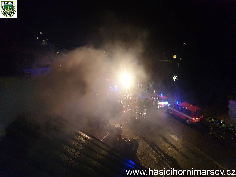 Záběry z nedělního zásahu hasičů při požáru penzionu v Malé Úpě v Krkonoších.