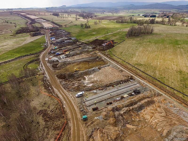 Výstavba úseku rychlostní silnice S3 v Polsku u města Lubawka.
