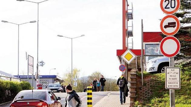 Značek je podél silnic příliš a jen těžko lze řídit, sledovat provoz a ještě vnímat veškeré značení. Třeba jako při vjezdu na rušné parkoviště u trutnovského Kauflandu, které je jedno z míst, kam podle nové úpravy nesmí auta spadající do kategorie N1.