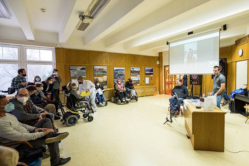 Obchodní akademie Olgy Havlové v Janských Lázních přichystala 17. listopadu Den otevřených dveří a stylovou výstavu k výročí sametové revoluce.