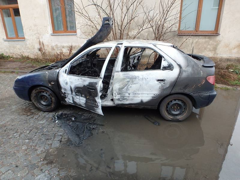 Požár osobního automobilu ve Dvoře Králové nad Labem.