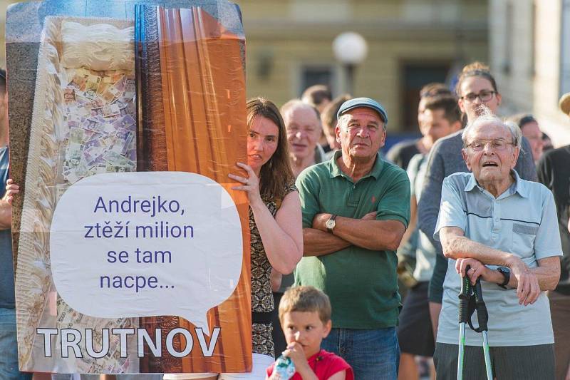 Z trutnovské demonstrace proti Babišovi.