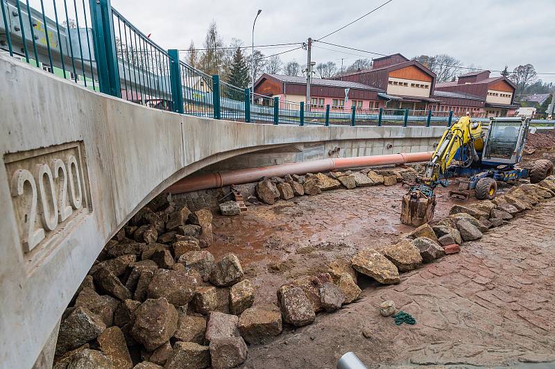 V Rudníku skončila dopravní uzavírka mostu, řidiči můžou jezdit po opravené křižovatce.