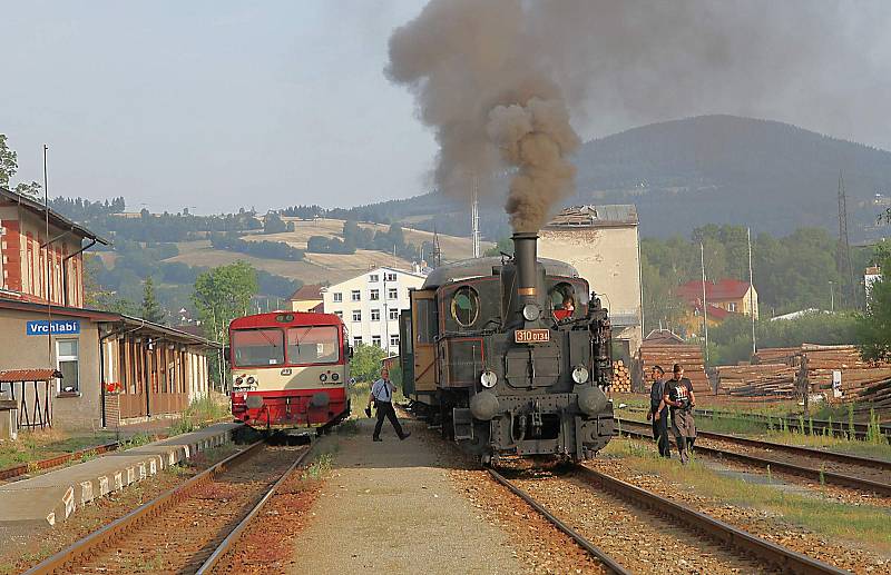 Krkonošemi profrčely historické lokomotivy, představily se také na vlakovém nádraží ve Vrchlabí.