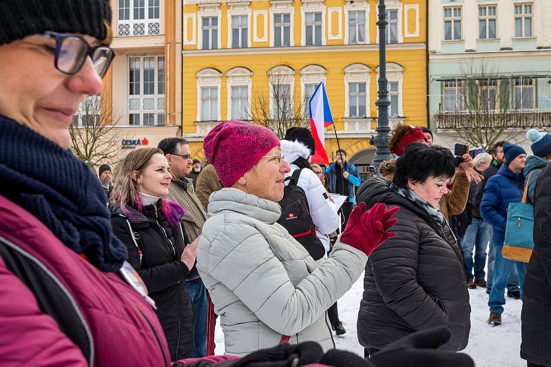 Demonstrace odpůrců protipandemických opatření v Trutnově na Krakonošově náměstí v neděli 23. ledna.