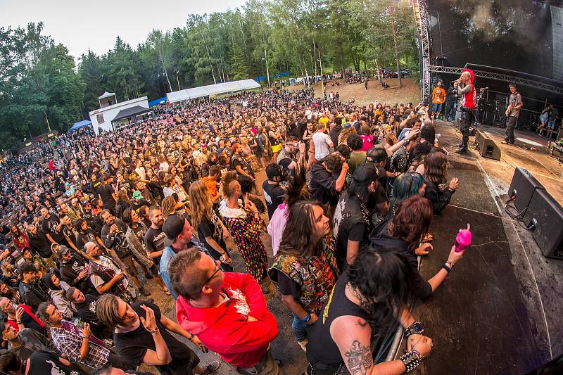 V Trutnově se rozjel festival nejtvrdší hudby Obscene Extreme. Potrvá do neděle, představí se při něm bezmála devadesát kapel z celého světa.