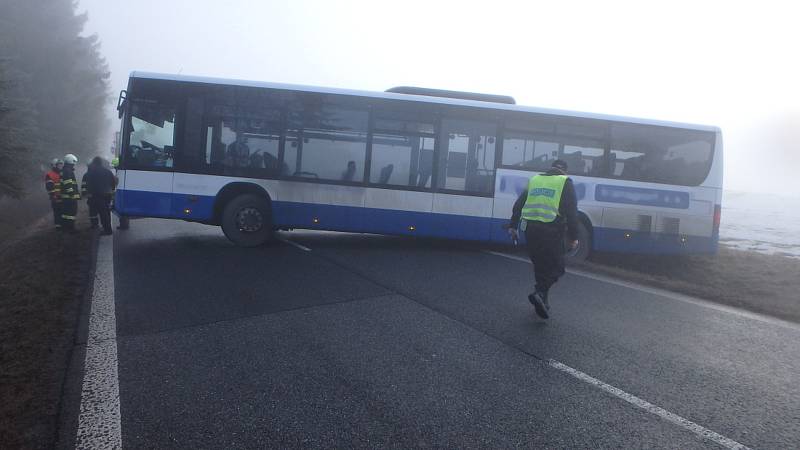 Po srážce aut u Výšinky zapadl i autobus.