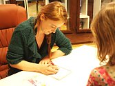 Marie Doležalová podepisovala svou knížku blogů
