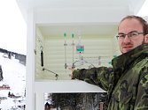 HLUBOKO POD NULU klesly o víkendu teploty, ukazuje Tomáš Prouza ze stanice Českého hydrometeorologického ústavu v Peci pod Sněžkou.