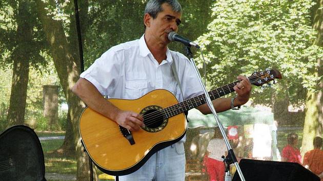 KULTURNÍ PROGRAM v parku zahájil populární písničkář Pavel Dobeš.