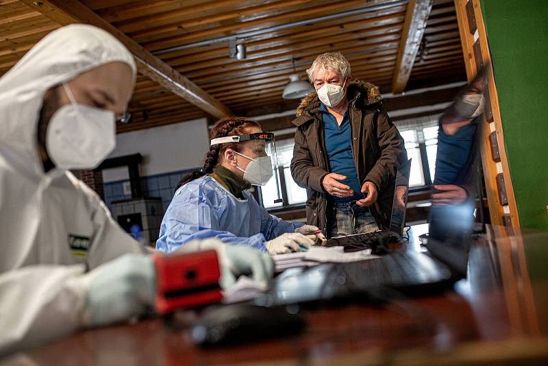 Na Trutnovsku v úterý začala pomáhat s testováním armáda. Mobilní odběrový tým například přijel na dobrovolné testování do Malých Svatoňovic.