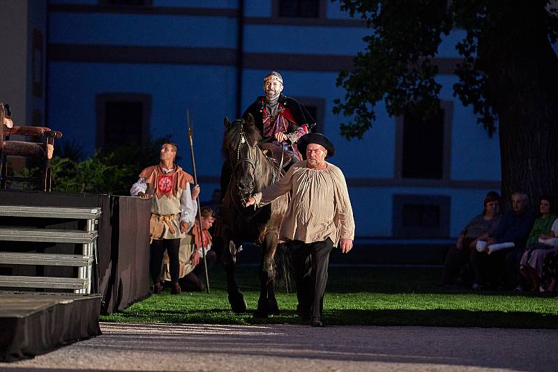 Prostředí barokního areálu hospitálu Kuks se proměnilo v jeviště muzikálu Noc na Karlštejně.