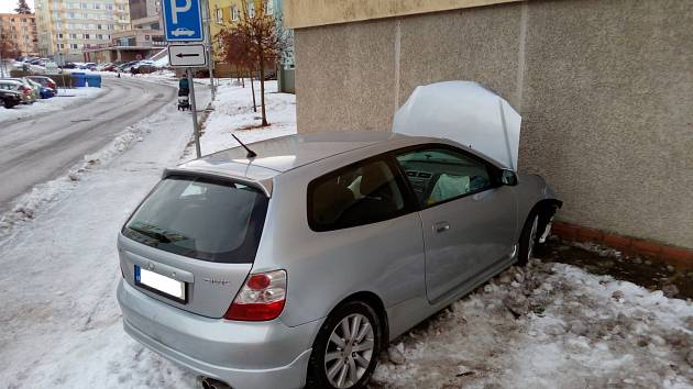 Řidička osobního vozu Honda Civic narazila v Trutnově do paneláku.