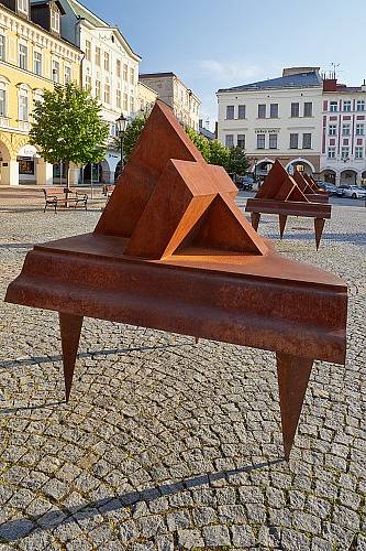Ocelové klavíry na Krakonošově náměstí v Trutnově.