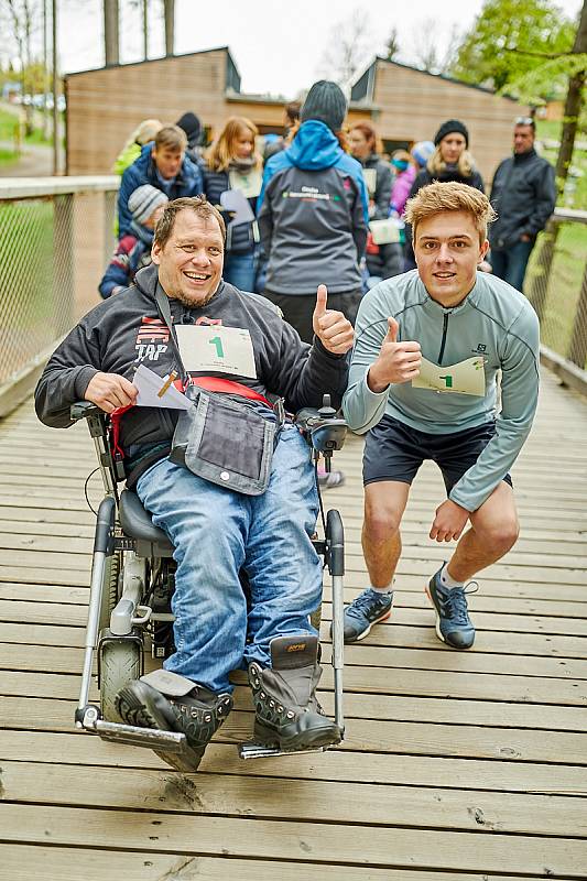 Na Stezce korunami stromů Krkonoše v Janských Lázních se poprvé uskutečnil charitativní závod běžců s vozíčkáři.