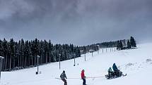 V Krkonoších i v polovině dubna panuje bílá zima.