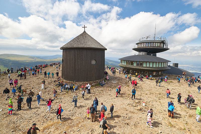 Přístup na Sněžku od Slezského domu po červeně značené cestě je ode dneška opět jednosměrný a to pouze pro výstup.