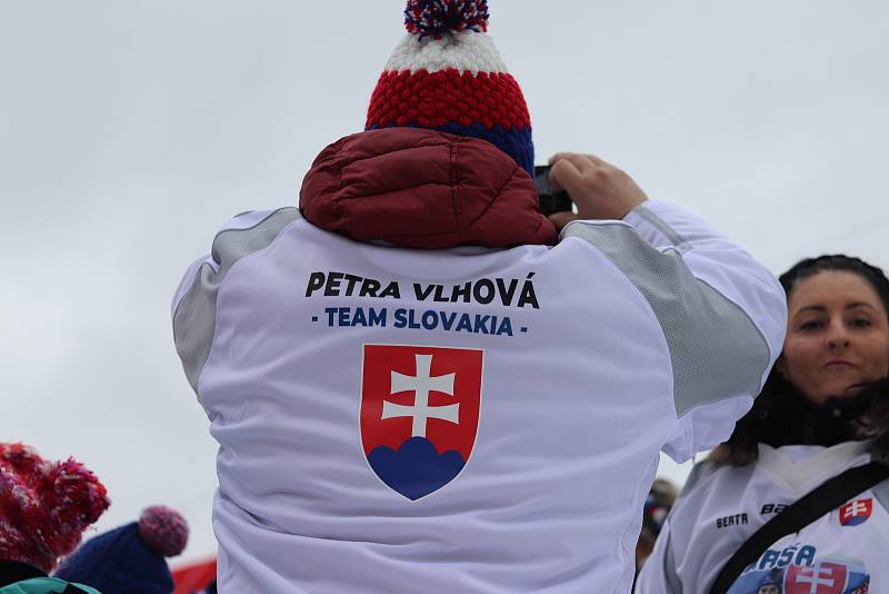 Světový pohár ve Špindlerově Mlýně přilákal bezmála deset tisíc fanoušků. O výbornou atmosféru se starají hlavně Slováci.