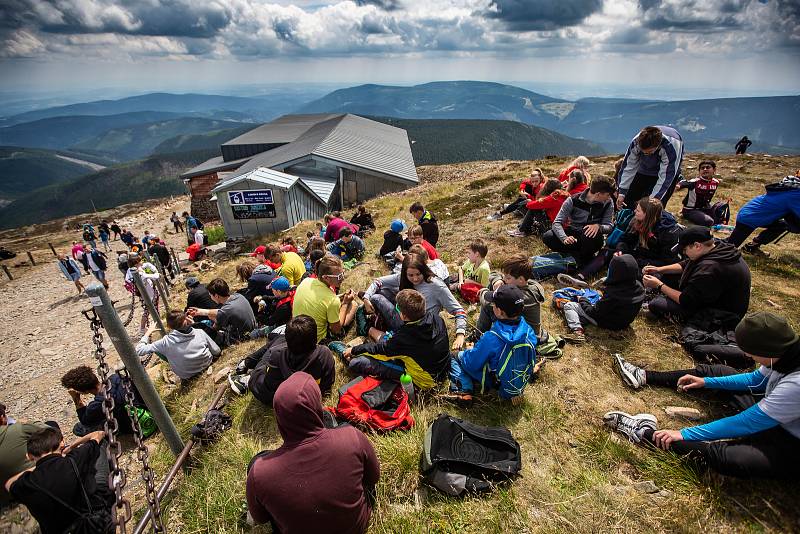 S vysokou návštěvností nejvyšší hory se pojí i problémy. Stovky turistů porušují zákaz vstupu a navzdory cedulím piknikují hned za cedulemi se zákazem. Strážci národního parku z polské i z české strany upozorňují turisty a ve vážných případech i pokutují.