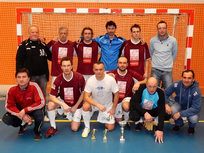 DRUHÉ MÍSTO z loňského roku zopakovali při republikovém šampionátu sáloví fotbalisté z Jilemnice. Vyhrála Stonava.