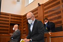 Starosta Pece pod Sněžkou Alan Tomášek v listopadu 2021 u krajského soudu v Hradci Králové, který vynesl osvobuzující verdikt a zprostil obžaloby všech devět obžalovaných.