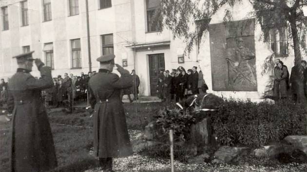 Historický snímek z areálu trutnovských kasáren s pamětní deskou na památku československých legionářů, kteří padli v první světové válce ve Francii.