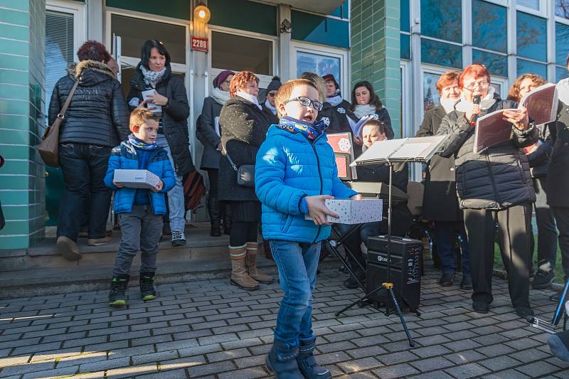 Zahájení adventu ve výrobním družstvu Vánoční ozdoby Dvůr Králové nad Labem.