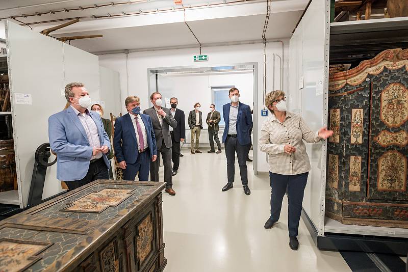 Ministr životního prostředí Richard Brabec ve středu otevřel ve Vrchlabí nový depozitář Krkonošského muzea Správy KRNAP.