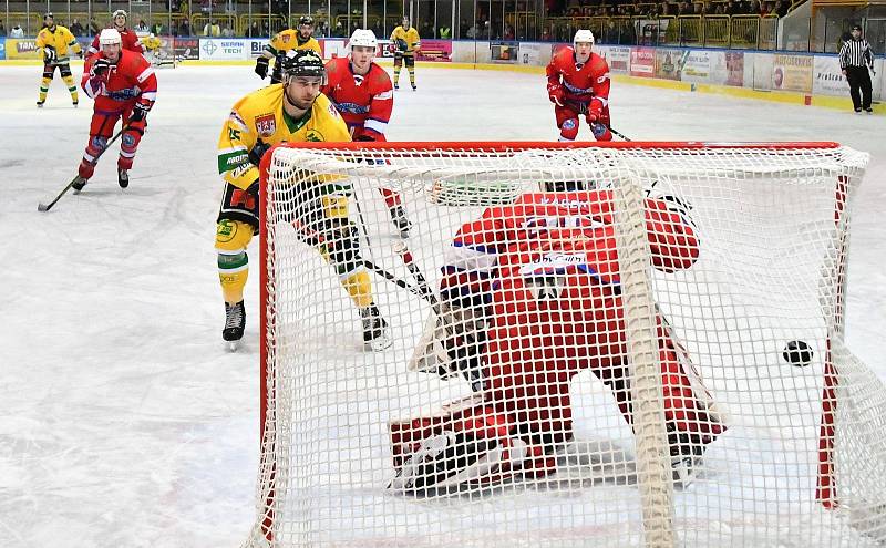 Dvorští hokejisté ve 42. kole druhé ligy přehráli Novou Paku 4:1.