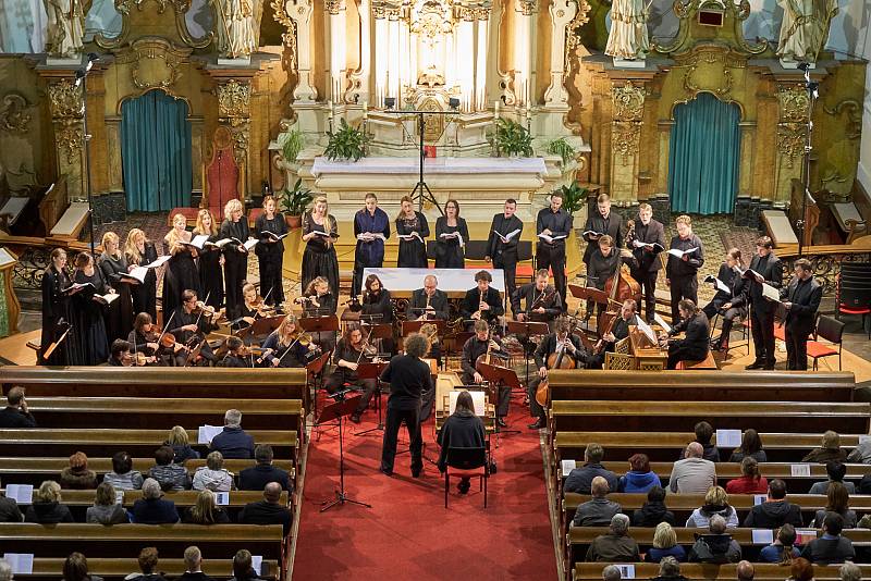 Úvodní koncert Trutnovského podzimu v místním kostele. Zazněla mše h moll Johanna Sebastiana Bacha v podání Czech Ensemble Baroque Orchestra & Choir.