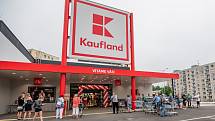 Trutnovská prodejna obchodního řetězce Kaufland přivítala ve středu 14. července první zákazníky při otevření po rekonstrukci.