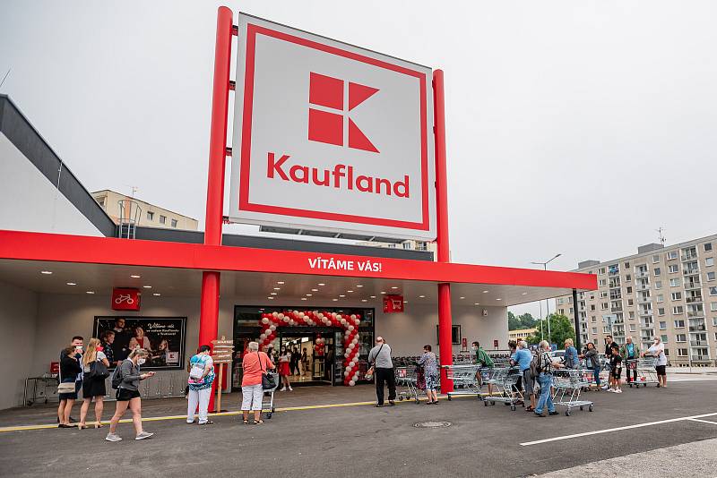 Trutnovská prodejna obchodního řetězce Kaufland přivítala ve středu 14. července první zákazníky při otevření po rekonstrukci.