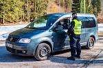 Policisté hlídali o víkendu v Herlíkovicích průjezd na silnici mezi Vrchlabím a Špindlerovým Mlýnem.