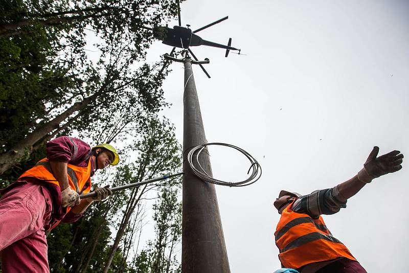 V Černém Dole na Trutnovsku byly usazeny nové stožáry elektrického vedení. Kvůli nepřístupnému terénu pro jeřáb musel stožáry usadit speciální vrtulník.