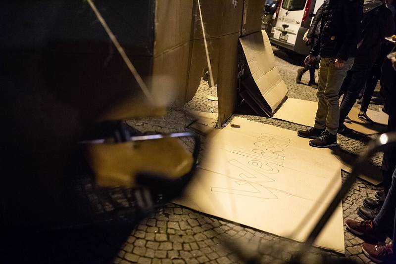 Noc venku 2018 ve Dvoře Králové nad Labem. Lidé si vyzkoušeli jaké je přespávat venku a to i v zimně jen s kartony.