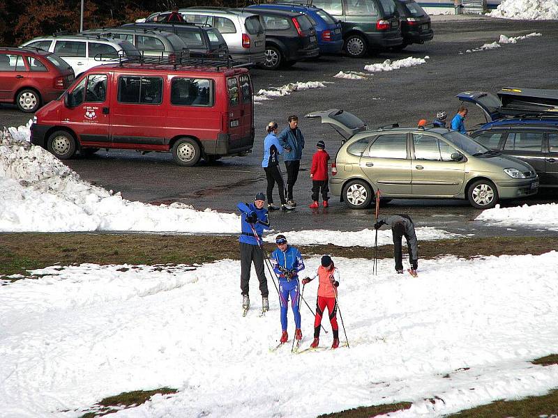 Inverzní počasí přilákalo v sobotu do Krkonoš především milovníky běžek