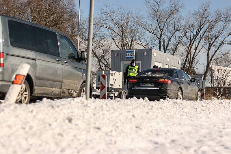 Policejní kontroly ve Vrchlabí na silnici ve směru od Jilemnice.