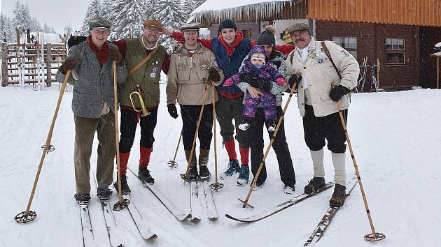 Lyžníci v dobovém oblečení se vydali na putování horami při 42. ročníku akce Svobodské Práskačky.