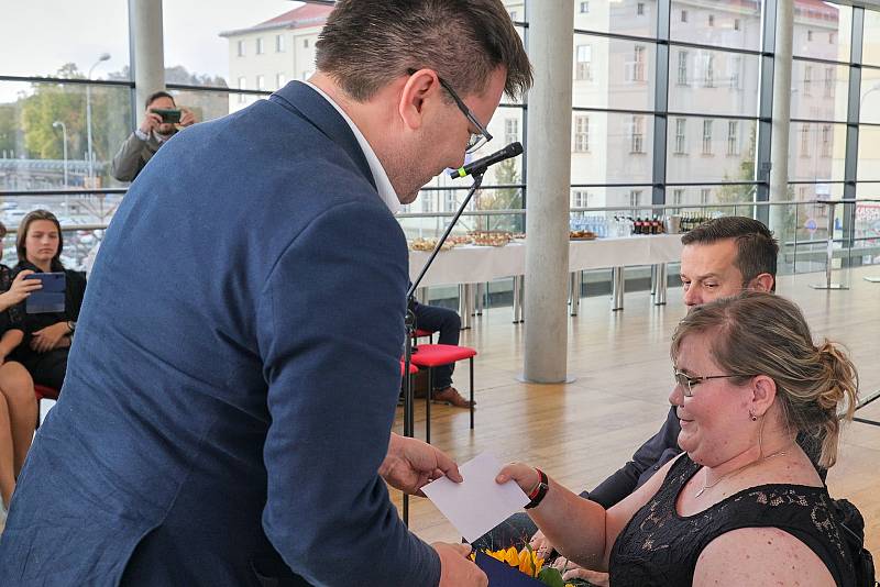 Vedení města Trutnov ocenilo medailisty z paralympijských her v Tokiu Šárku Musilovou a Aleše Kisého.