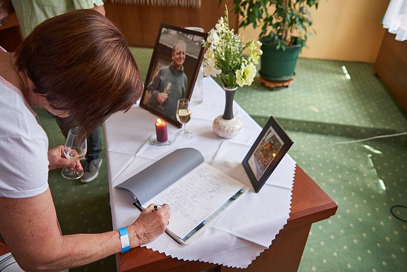 Patnáctý ročník Trutnovských vinařských slavností byl věnován památce Jiřího Frýby, který byl členem pořádajícího spolku Přátelé dobrého vína.