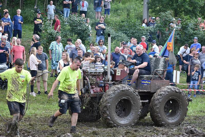 Traktoriáda ve Vítězné přinesla divácky atraktivní jízdu bahnem.