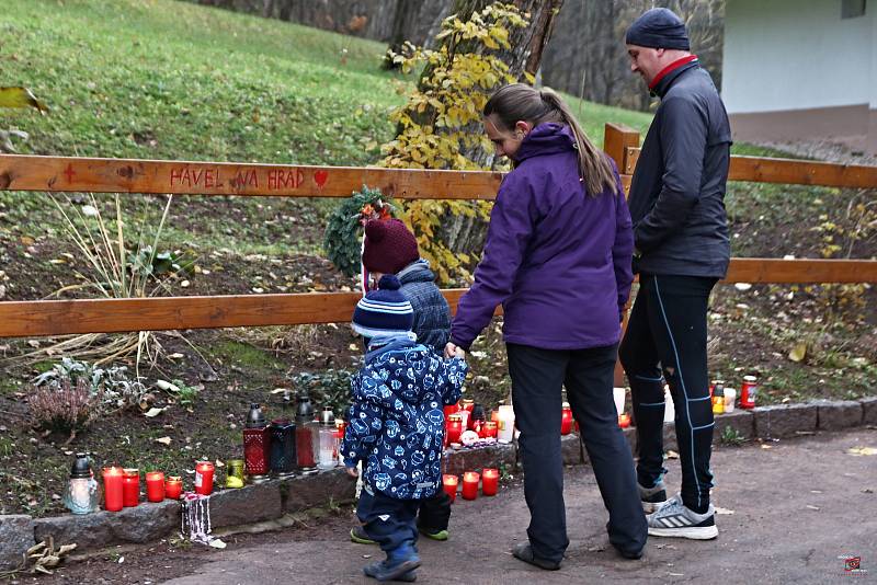 Lidé si ve středu připomněli výročí 17. listopadu na chalupě Václava Havla na Hrádečku u Trutnova.